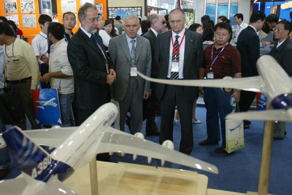 航空展览会上,空中客车公司展示了比例为1:50的全双层a380飞机模型